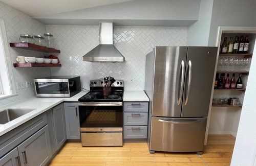 West End House | N TacomaPt Ruston 2bd. 2bath retreat w/EV charger, A/C & relaxing water views