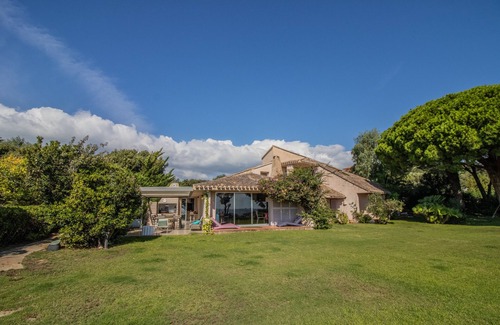 Santa Giulia Villa | n2 471/5 000nVilla A Cala d Oro with private beach, garden with sea view, Wi-Fi and AC