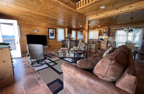 Oak Shores House | Naci Chalet is perfect for those great lake trips, Internet & Private Slip!