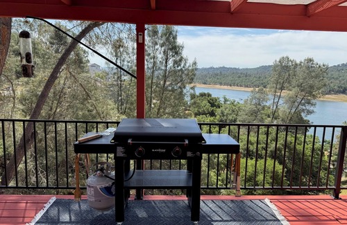 Paso Robles House | Naci Lakeview Retreat with Game Room!