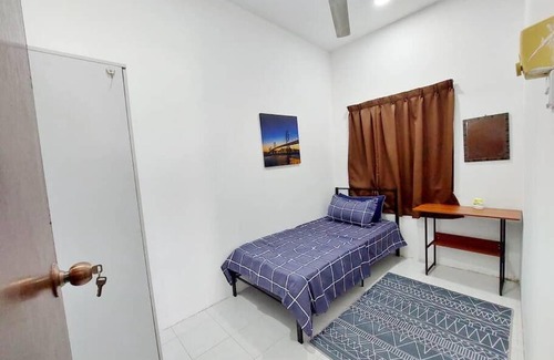 Kampung Kayu Ara House | NAJHAN HOMESTAY : Berehat macam kek ghumah yo.