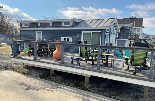 Oak Harbor House | Nana and Papa’s Tiny beach house with private beach and amazing views