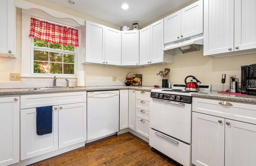 Cape Neddick House | Nana’s Hideaway – Private and Charming 2 BDR Escape, Mins to Beaches & Landmarks