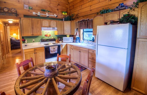 Nantahala Cabin | Nantahala Mountain Views, 20% discount on 7 nights b/t 10/31-11/22.