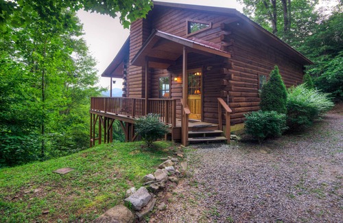 Nantahala Cabin | Nantahala Mountain Views, 20% discount on 7 nights b/t 10/31-11/22.