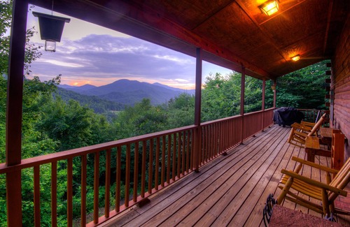 Nantahala Cabin | Nantahala Mountain Views, 20% discount on 7 nights b/t 10/31-11/22.