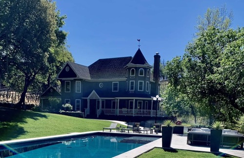Calistoga House | Napa Valley resort style living w/pool & jacuzzi close to all!