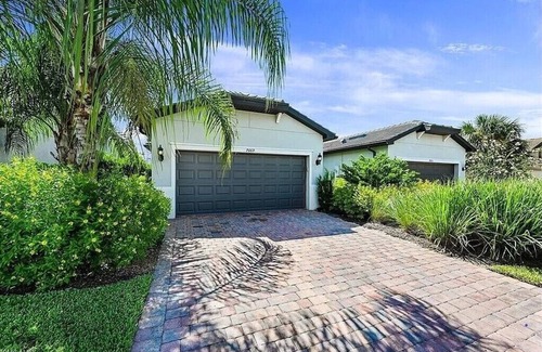 Naples Villa | Naples Elegance with private hot tub and Pool in amenity rich Winding Cypress