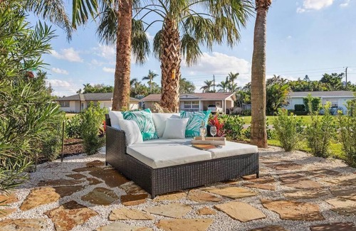 Central Naples House | Naples Paradise Near The Beach!