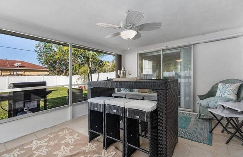 Central Naples House | Naples Paradise Near The Beach!