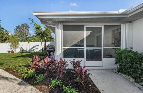 Central Naples House | Naples Paradise Near The Beach!
