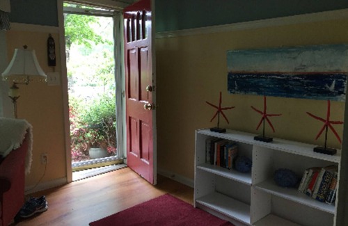 Saunderstown House | Narragansett Lake Cottage Right Next to Bonet Shores.