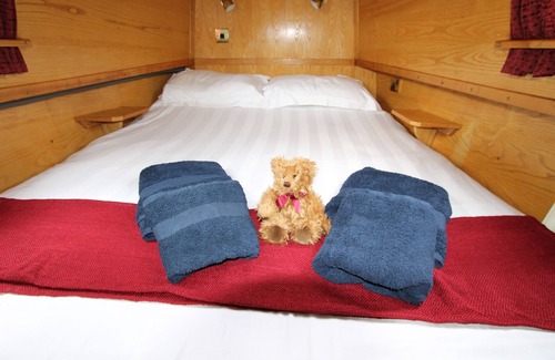 Middlewich Boat Rental | Narrowboat - Sleeps 6 - Columbina