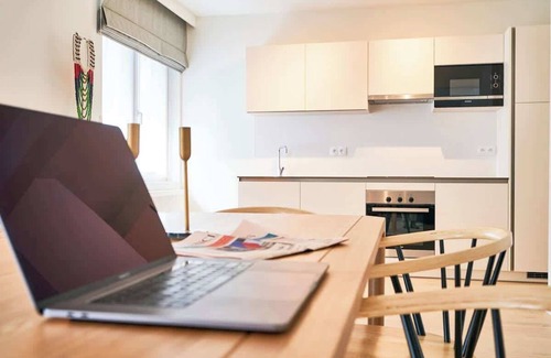 Plasky Apartment | NATO&EU 2BR Apt - Free Luggage Room