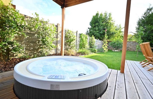 Milly-la-Foret House | Natural Design Lodge in Milly-La-Forêt with Jacuzzi