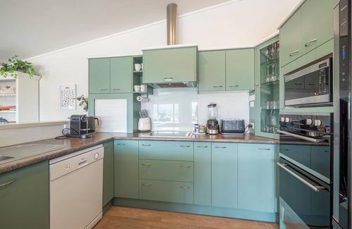 Mariri Apartment | Natural Lake and widespread views with family sized apartment/house