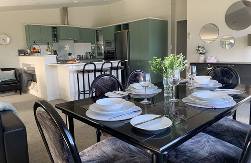 Mariri Apartment | Natural Lake and widespread views with family sized apartment/house