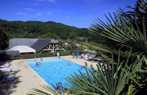 Lissac-sur-Couze Ski Chalet | Nature and lake chalet in a residential leisure park with swimming pool