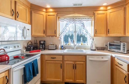 Gloucester House | Nature Lover's Paradise: cozy couples/families, near town, nature walks, HiSpeed WiFi, 3 Smart TVs