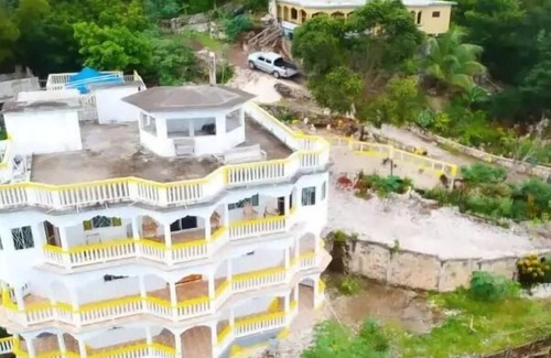 Cave Bed & Breakfast | Nature lovers paradise overlooking the turquoise Caribbean sea