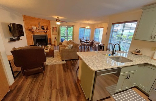 Jefferson Township Condo | 🏊 🌲 Nature & Lux Vibes – Hidden Valley Escape Just Steps from the Pool🏞️