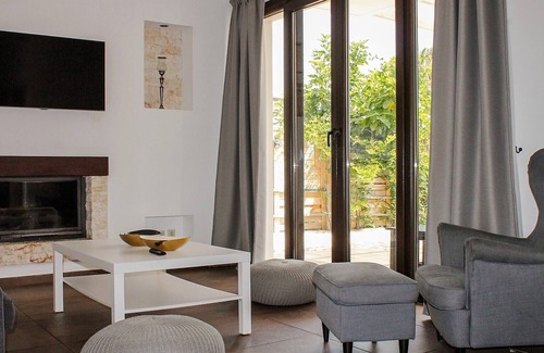 Peroulion House | Nature meets luxury at Antinioti View three-bedroom House .