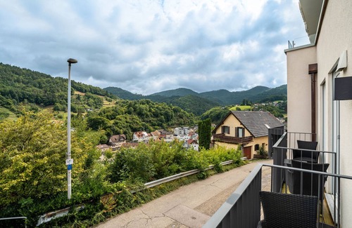 Buehlertal Apartment | Nature Room 'Stallglück' with French Balcony, Wi-Fi and Air Conditioning