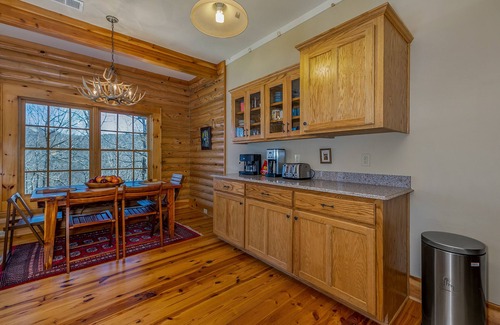 Lynn House | Nature's Den | Pet-Friendly, Mountaintop Cabin in Columbus