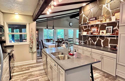 Ashtabula House | Nature's Nest: A peaceful and relaxing get away