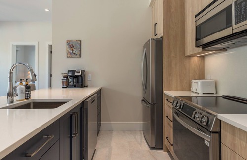 Sea to Sky Highway Apartment | ❄︎Nature's Nook❄︎ | 2 BR Newly Built | AC & Private Garage | WedgeWoods