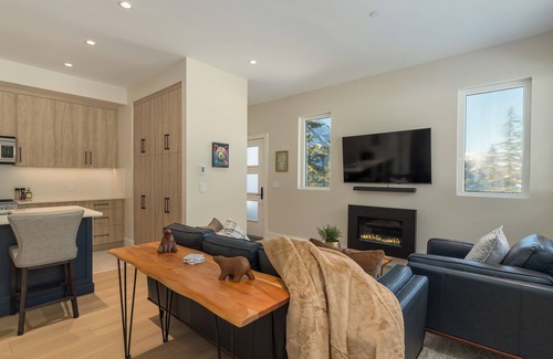 Sea to Sky Highway Apartment | ❄︎Nature's Nook❄︎ | 2 BR Newly Built | AC & Private Garage | WedgeWoods