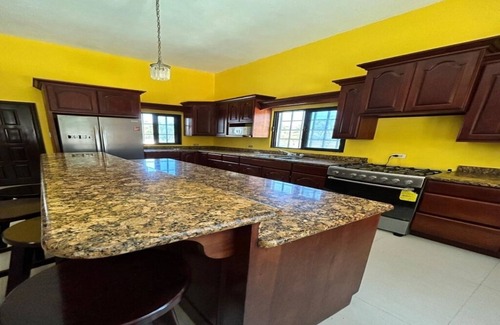 Corozal House | Nature view in a quiet urban neighborhood 1-bedroom house with WiFi and AC