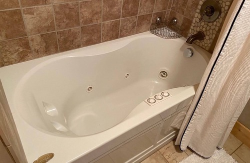 Cedar Hill House | Natureview Hideaway Deluxe Apt in Cashiers