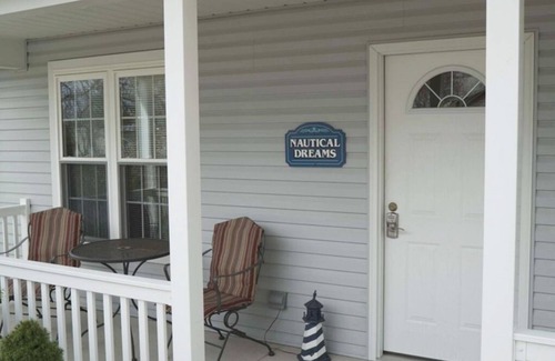 Berlin Cottage | Nautical Dreams Cottage/with Jacuzzi/walk to Main St Berlin