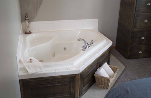 Berlin Cottage | Nautical Dreams Cottage/with Jacuzzi/walk to Main St Berlin