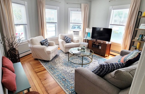 Bristol Apartment | Nautical Nook | Serene 3BR Apt Downtown by Harbor