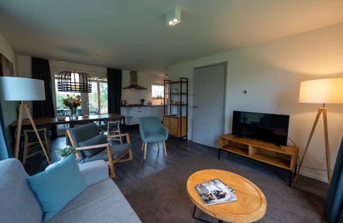 Burdaard Villa | Nautisch de Luxe 6p - Three Bedroom Villa, Sleeps 6