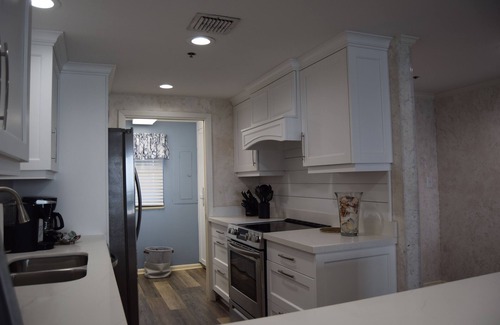 Navarre Beach Condo | Navarre Towers Oceanfront Condo with Beach Service