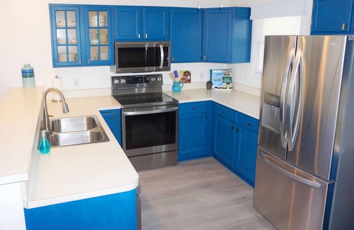 Manistee House | Navigate Manistee for beaches, pools, & outdoor adventure!