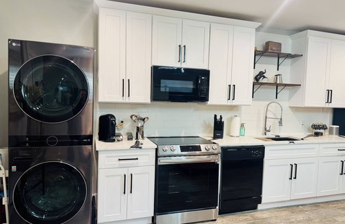 Windsor Park House | nCharming 2-bedroom house in wonderful Austin with WiFi, AC