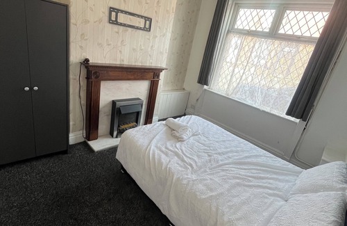 Oldham House | nCosy 3-Bed Home in Central Oldham – Family & Work-Friendly
