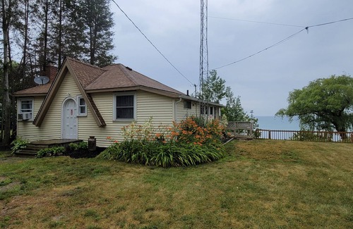 Jeddo Cottage | nCozy Lake Huron cottage, With internet, summer months beach access. n