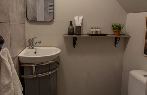 Craiova Apartment | N°2 – Cosy by Humpback