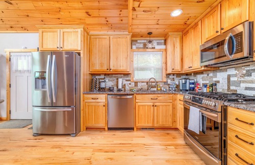 Murphy Ski Chalet | nDiscover Your Perfect Getaway: Where Furry Friends and Foodies Feel at Home!