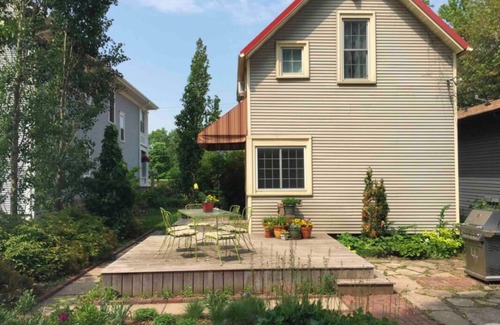 Bottineau House | NE Arts Haven in Trendy NE Minneapolis with AC, WiFi