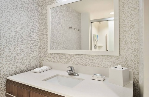 Interchange Square Apartment | Near Attractions and Beach, Modern Units, Pool, Free Parking