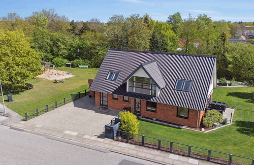 Hvalpsund Villa | Near beach and golf, with multi-purpose room.