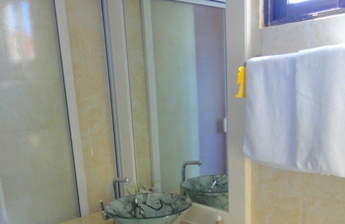 Caye Caulker House | Near Beach Caye Caulker Belize Modern Standard Room 2 Beds AC Wifi Pool-CT