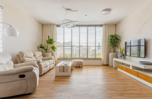 Kiryat Yam Apartment | Near Beach, Family Penthouse