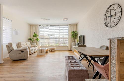 Kiryat Yam Apartment | Near Beach, Family Penthouse